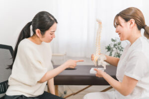 腰が痛む原因はどこにある?腰痛の原因と痛みを起こすメカニズム