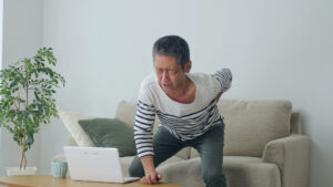 40代以降の男性に多い|変形性腰椎症とは?症状・治療・予防のための体操・運動